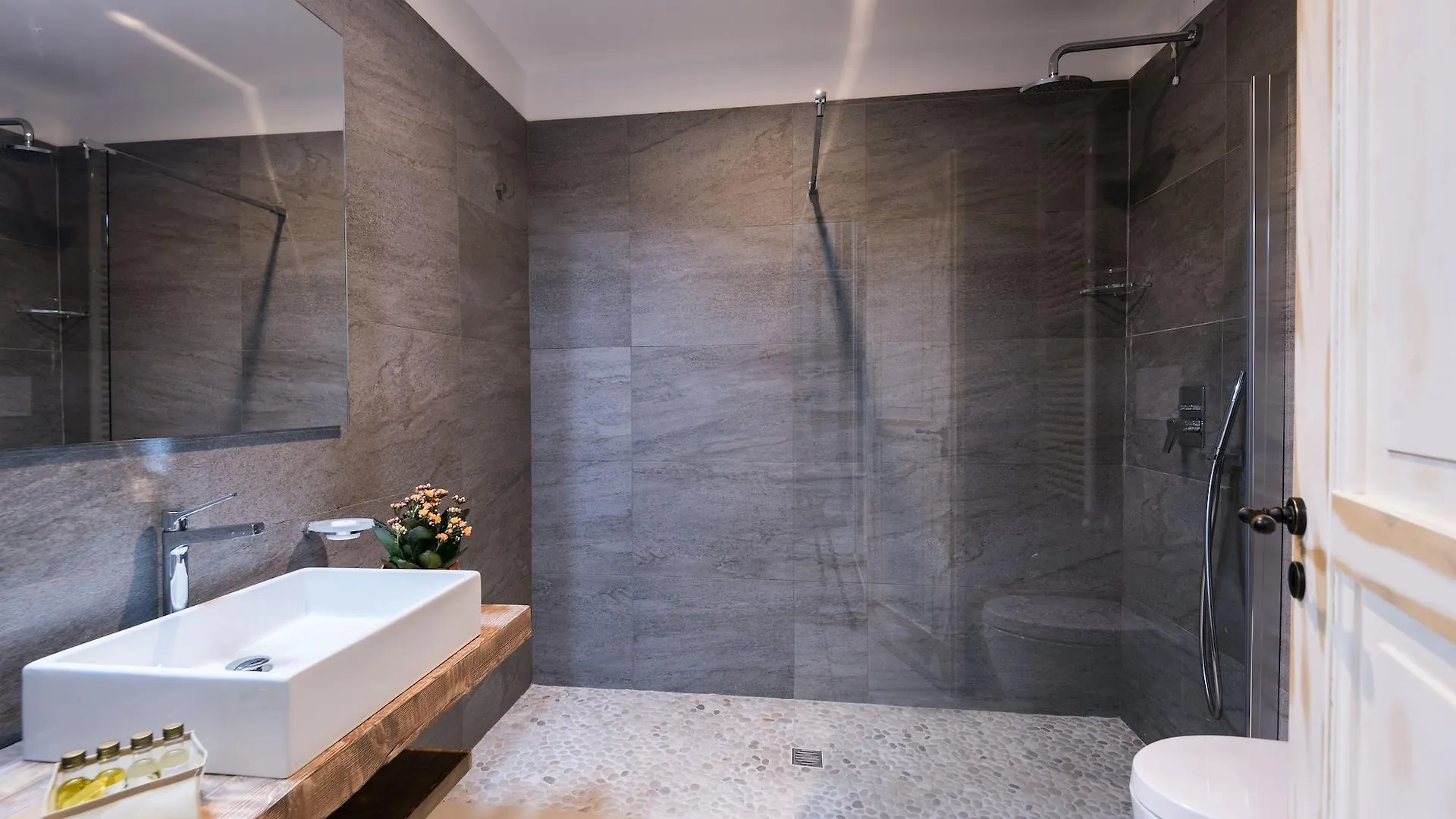 לצ'ה Il Palazzotto Luxury Suites לינה וארוחת בוקר